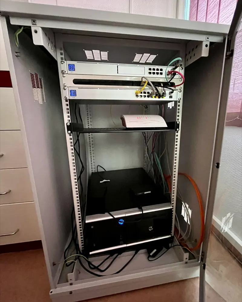 Nachher: Netzwerkgeräte und Server geordnet in einem Technikschrank